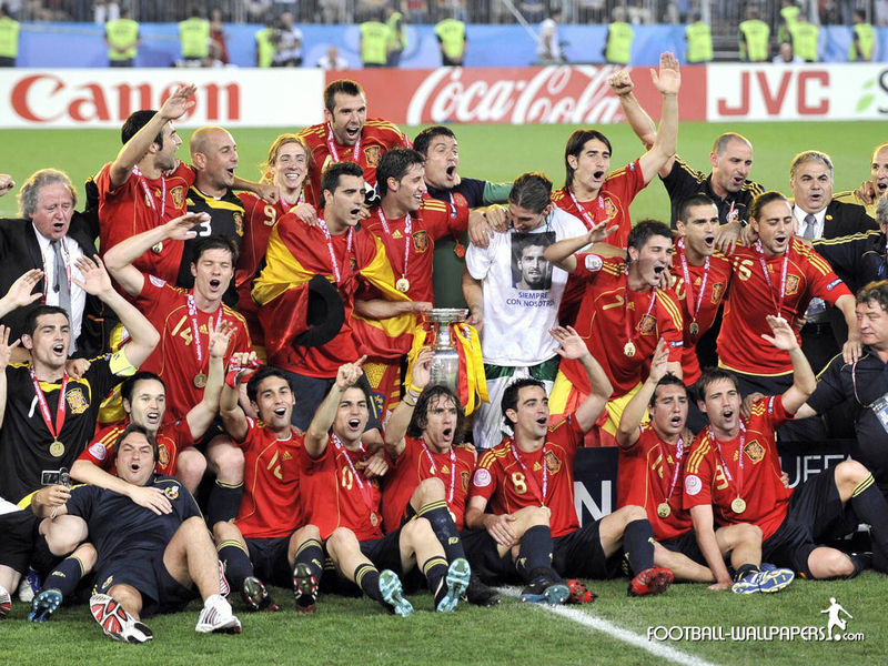 捧得2008年欧洲杯时的西班牙队